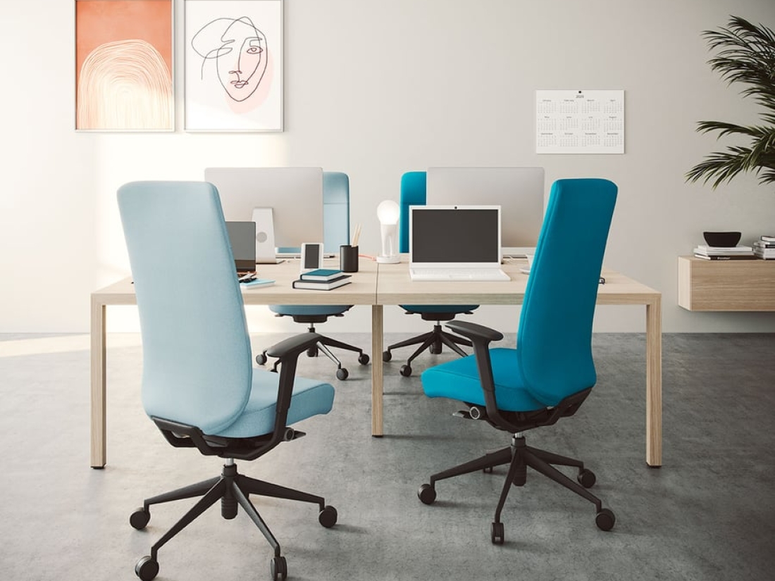 aménagement bureau avec grand meuble de rangement et fauteuil blanc  Bureau  à domicile, Design de bureau à domicile, Conception de bureau