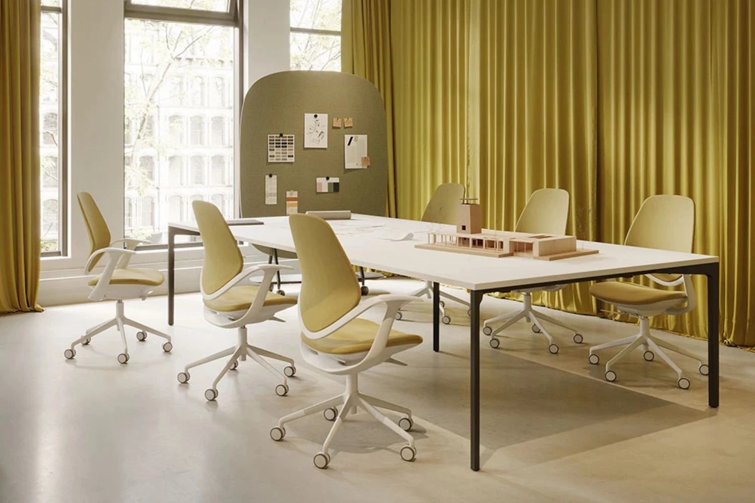 Chaise de bureau blanche Flow Ambiance réunion collaboration