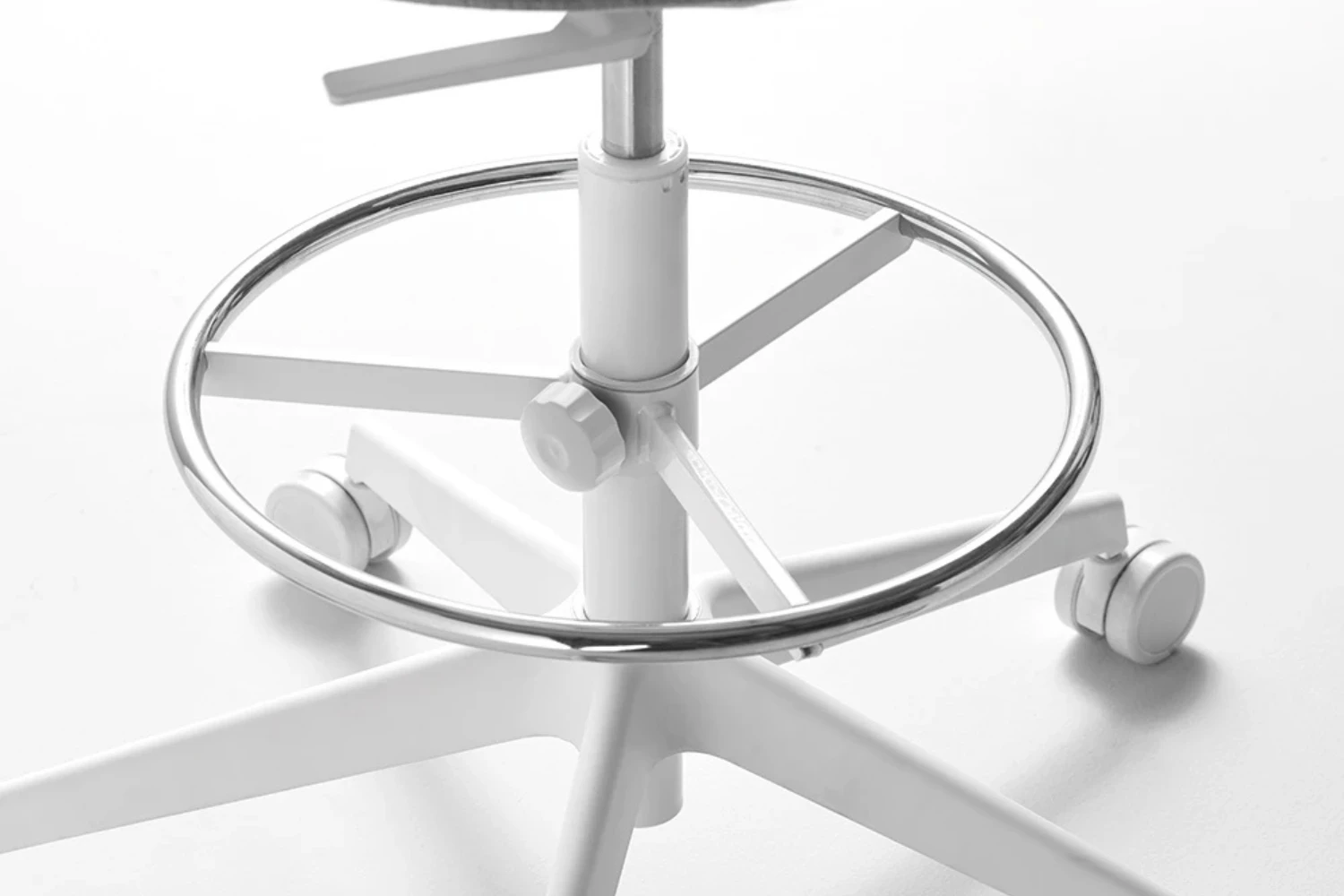 Chaise de bureau blanche Flow Assise haute détail repose pieds