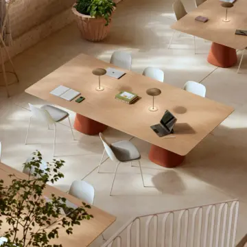 Table de réunion design Baelo à piètement sculptural ambiance médiathèque