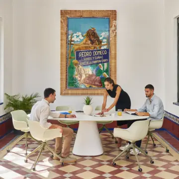 Table de réunion design Baelo à piètement sculptural ambiance ovale