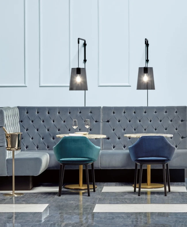 Banquette modulable en velours gris ambiance