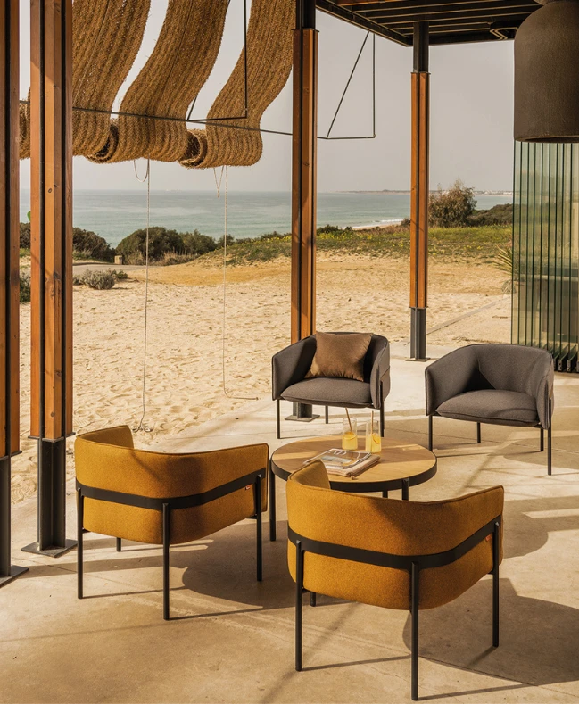 Chauffeuse lounge Marina Ambiance plage