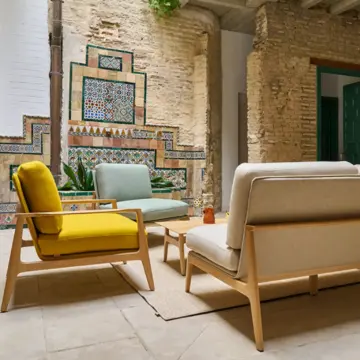 Fauteuil en bois massif moderne Aldea Ambiance salon lounge scaled Fauteuil en bois massif moderne Aldea Ambiance salon lounge