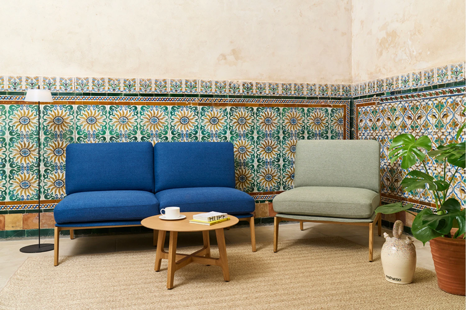 Fauteuil en bois massif moderne Aldea ambiance 1