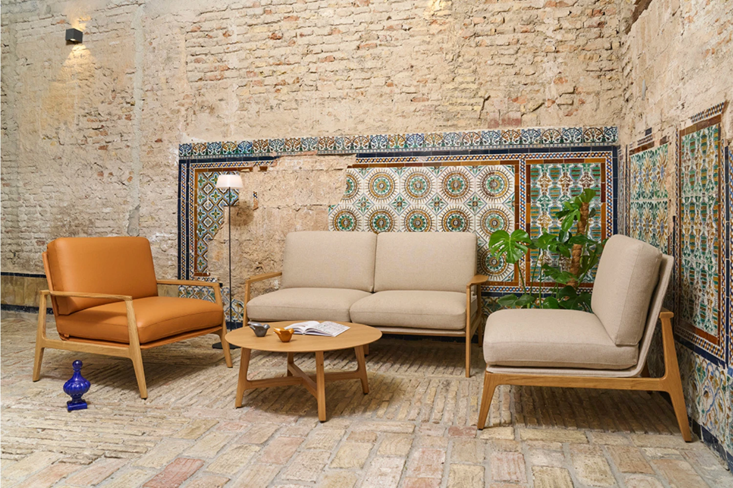 Fauteuil en bois massif moderne Aldea ambiance 2