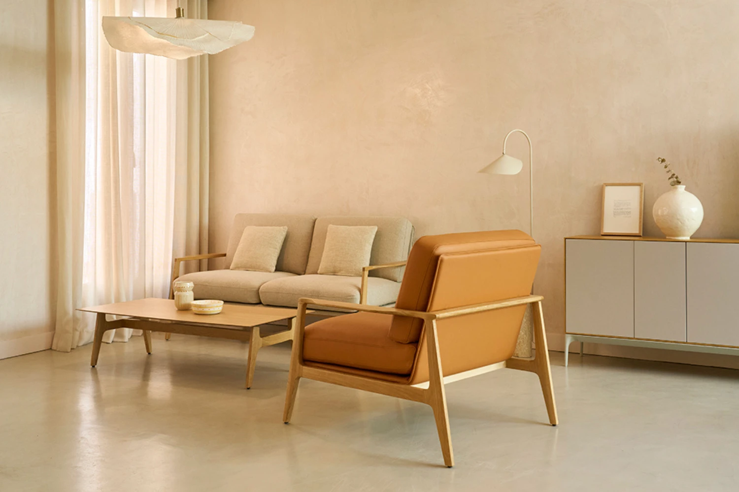 Fauteuil en bois massif moderne Aldea ambiance chaleureuse