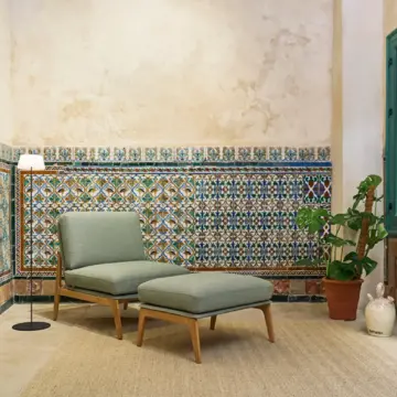 Fauteuil en bois massif moderne Aldea ambiance et ottoman scaled Fauteuil en bois massif moderne Aldea ambiance et ottoman