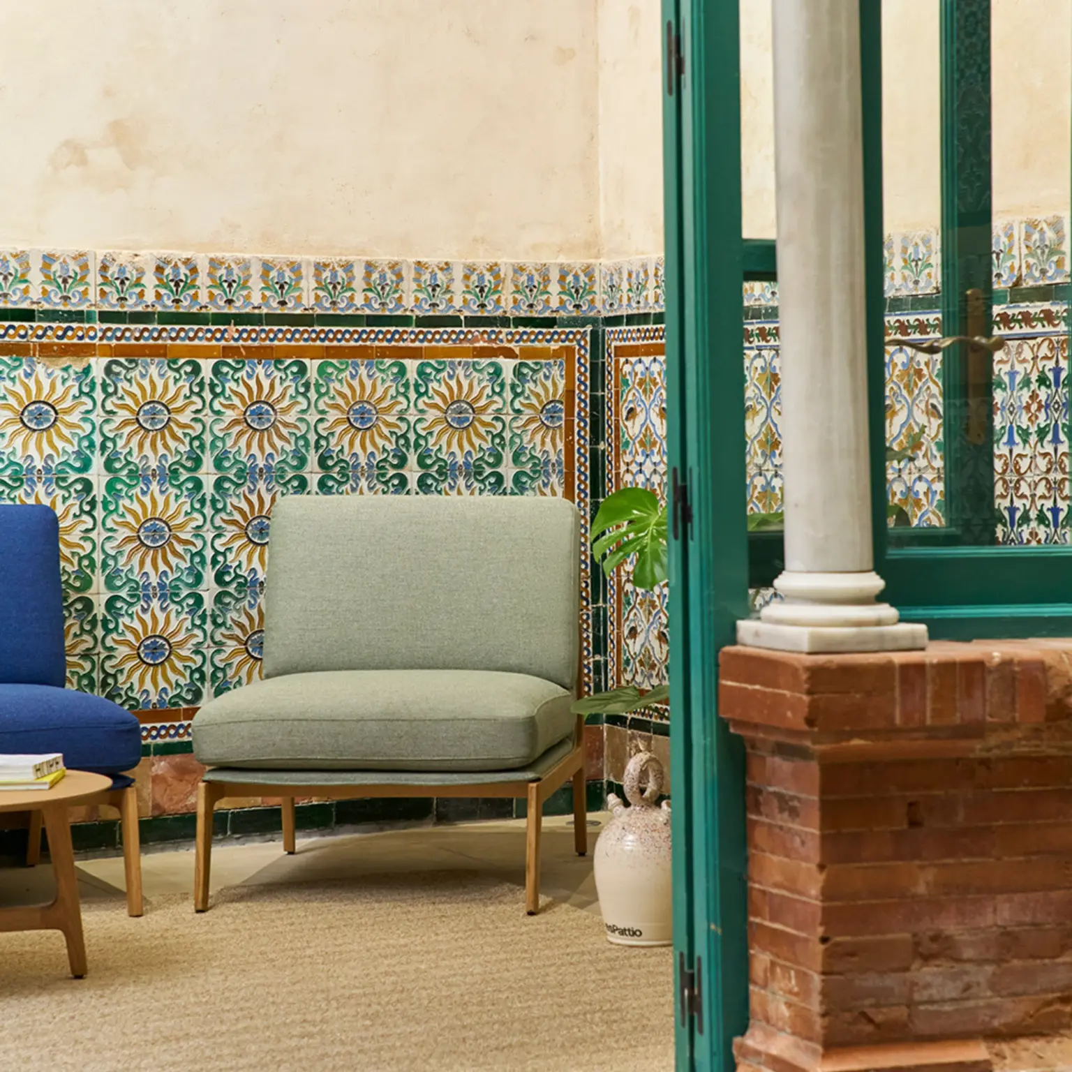 Fauteuil en bois massif moderne Aldea ambiance tissu sans accoudoir Fauteuil en bois massif moderne Aldea ambiance tissu sans accoudoir