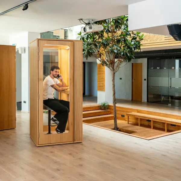 Cabine acoustique 1 personne en bois chene ambiance