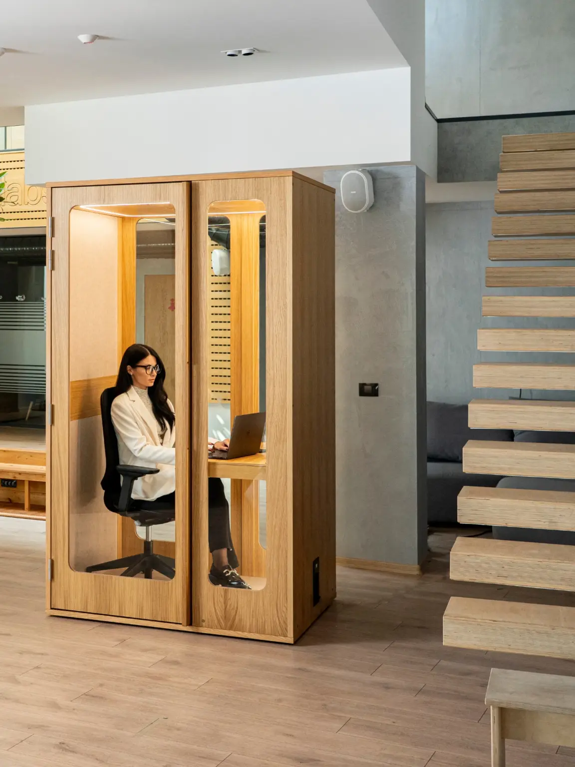 Cabine acoustique en bois 1 place Haven ambiance 1 scaled Cabine acoustique en bois 1 place Haven ambiance