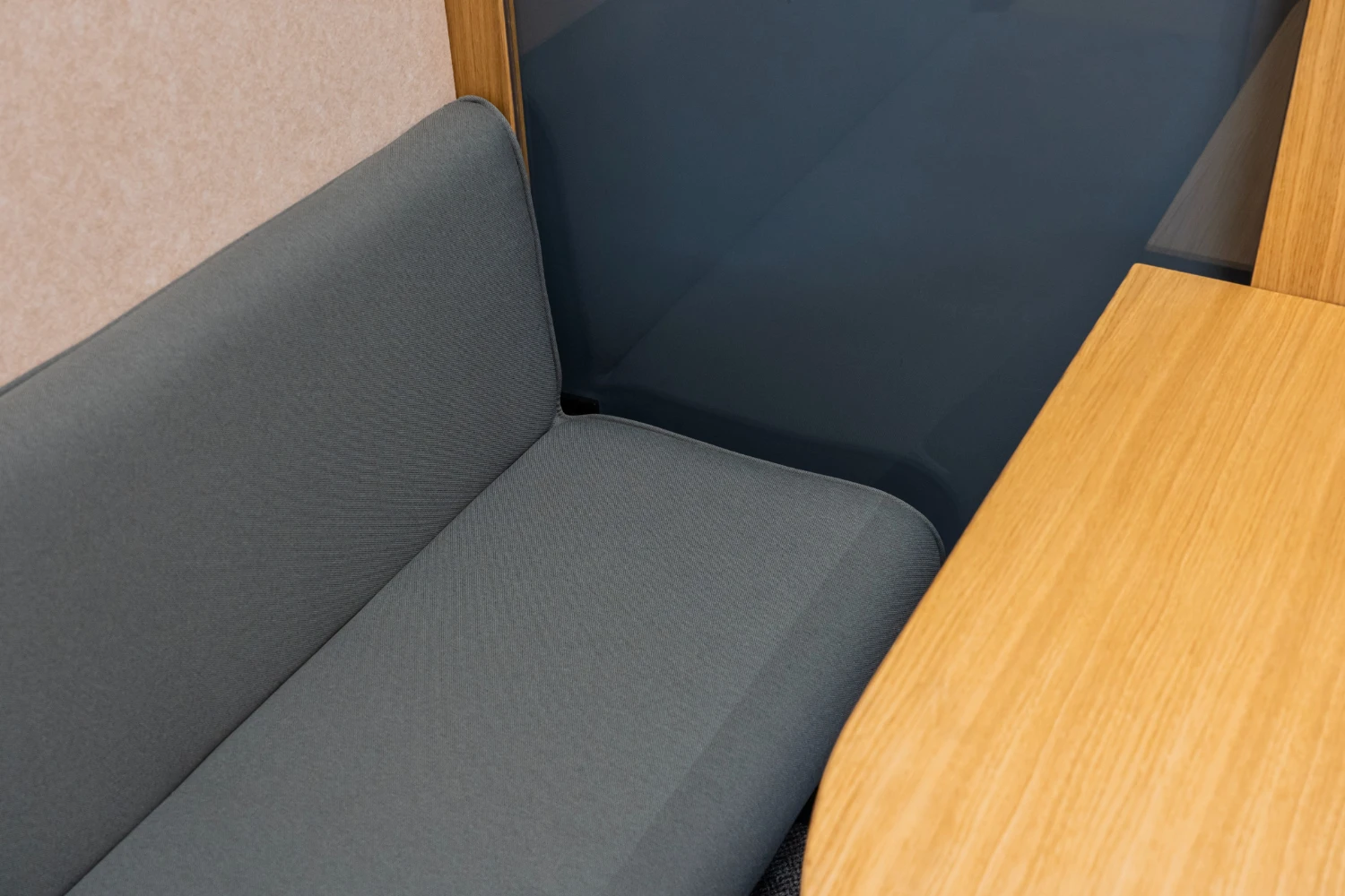 Cabine de réunion en bois 2 à 4 personnes Haven banquettes