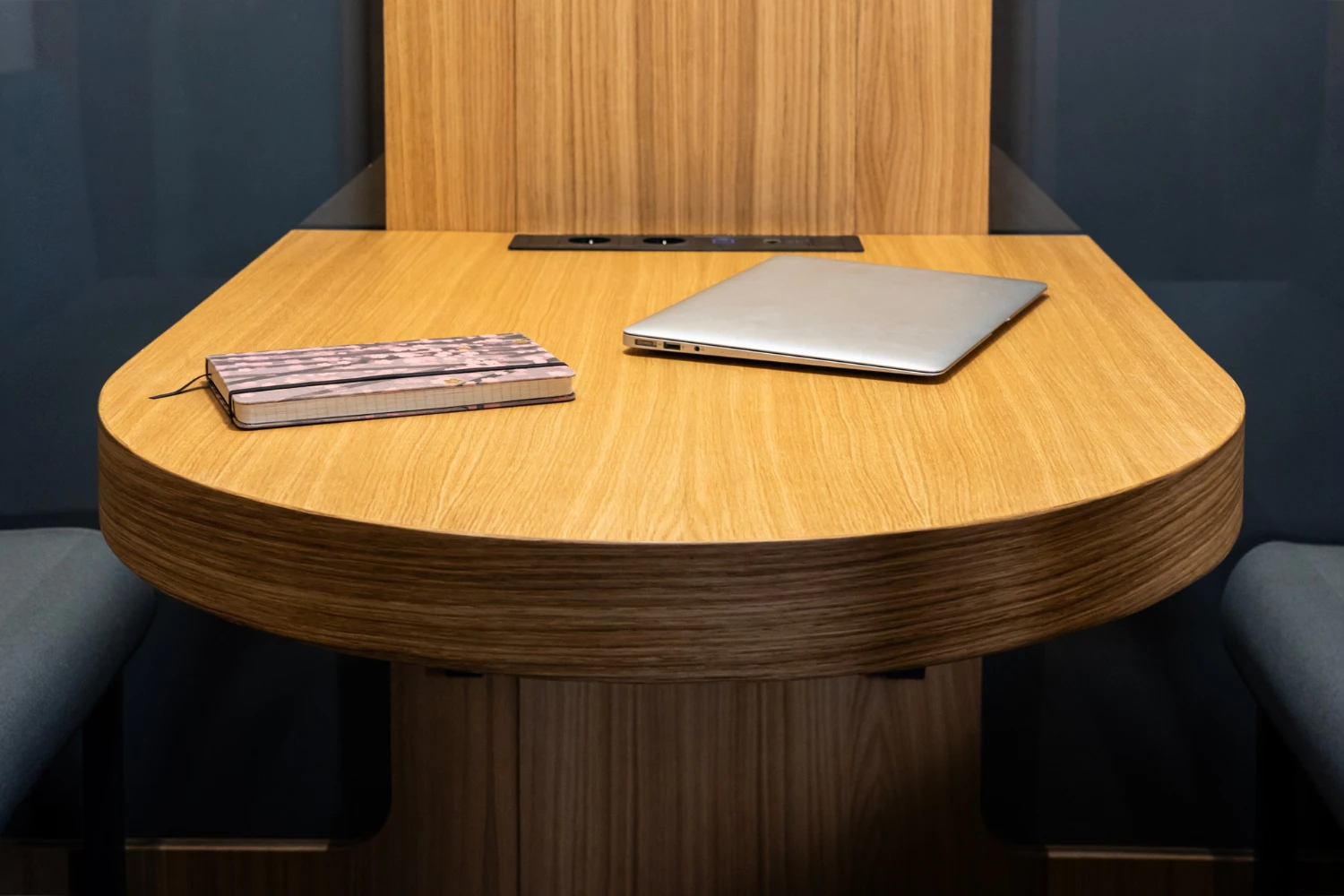 Cabine de réunion en bois 2 à 4 personnes Haven table de travail