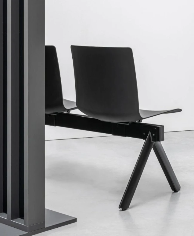 Chaise sur poutre salle d'attente Kora ambiance noir et blanc