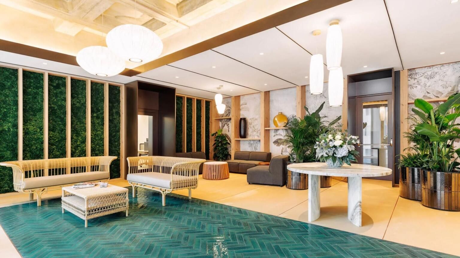 Design biophilique dans les bureaux et matériaux naturels