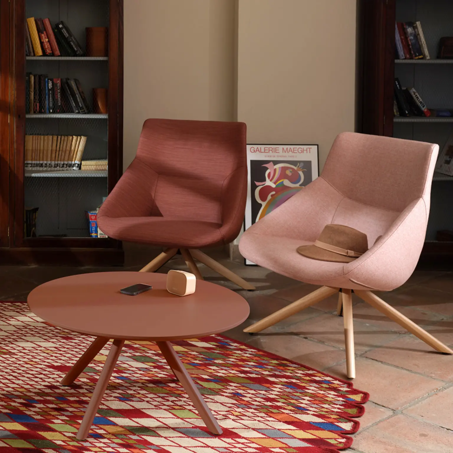 Fauteuil lounge configurable à l’assise enveloppante Bow ambiance Fauteuil lounge configurable à l’assise enveloppante Bow ambiance