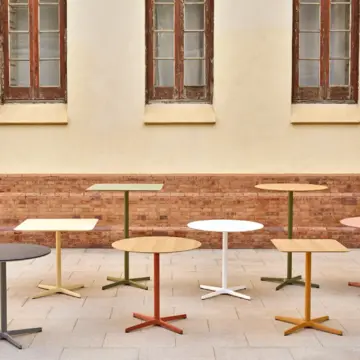 Mange debout colore pour espaces professionnels 3 scaled Mange-debout coloré pour espaces professionnels 3