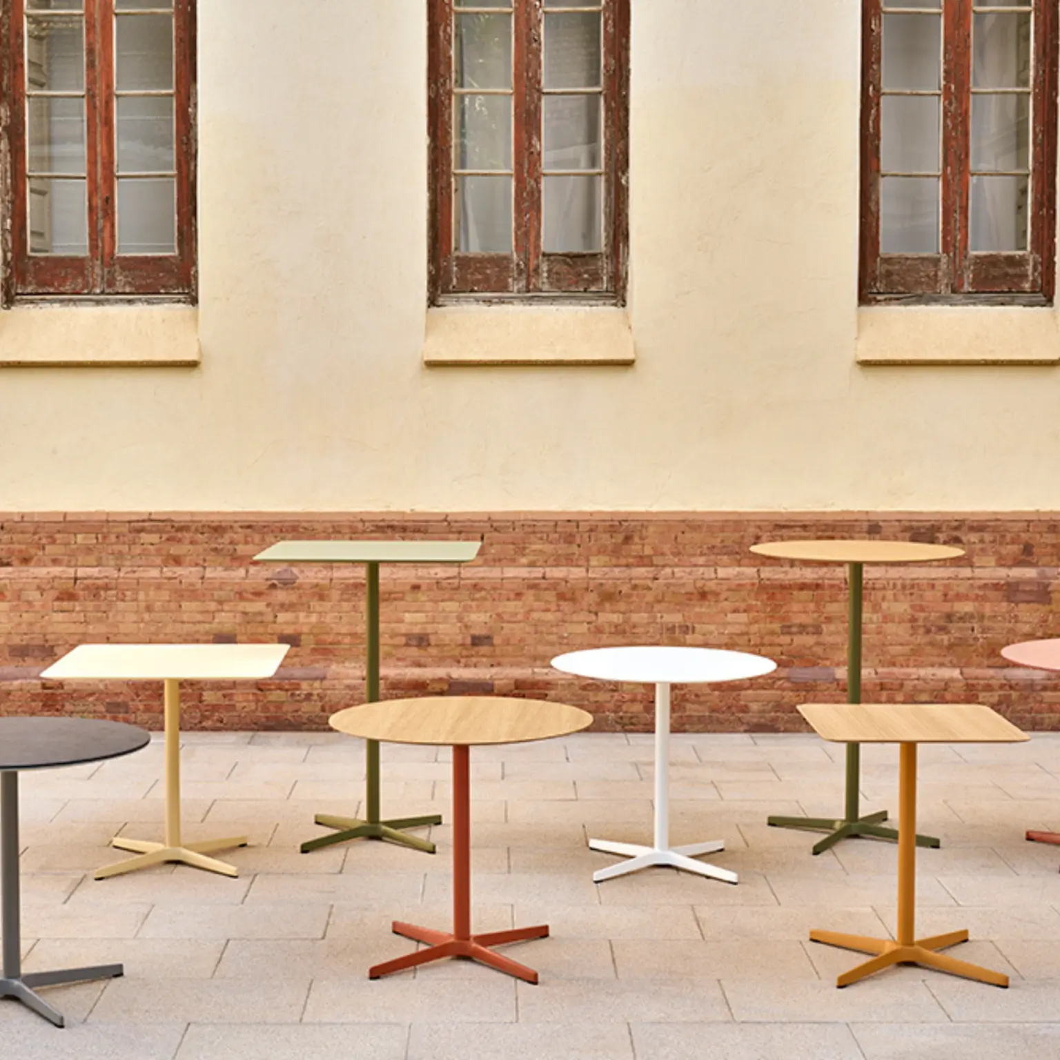 Mange-debout coloré pour espaces professionnels 3 Mange-debout coloré pour espaces professionnels 3