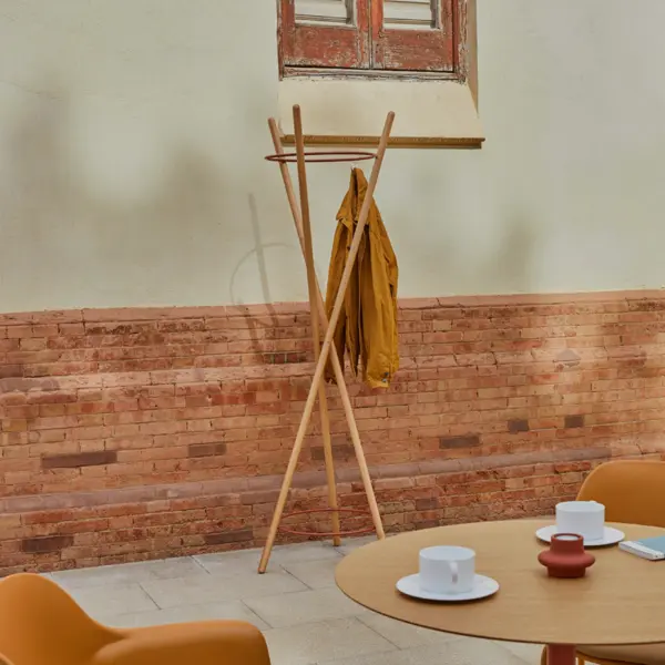 Porte-manteau en bois massif détails colorés ambiance 1