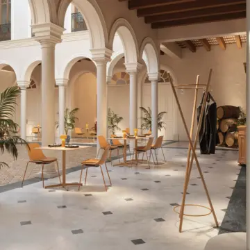 Porte manteau en bois massif details colores ambiance 2 scaled Porte-manteau en bois massif détails colorés ambiance 2