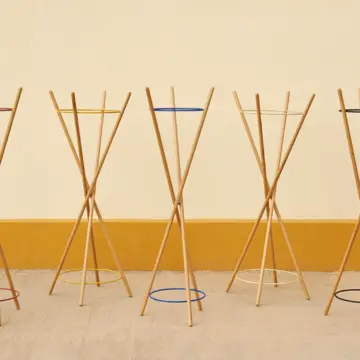 Porte-manteau en bois massif détails colorés ambiance