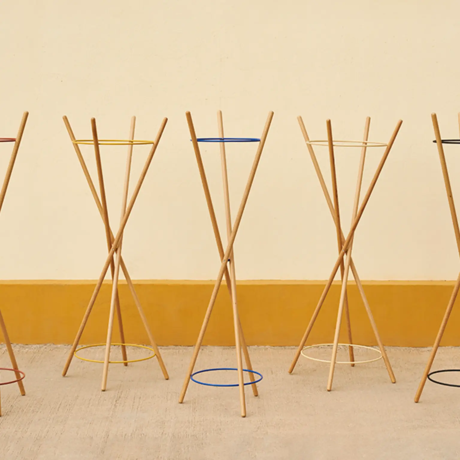 Porte-manteau en bois massif détails colorés ambiance Porte-manteau en bois massif détails colorés ambiance