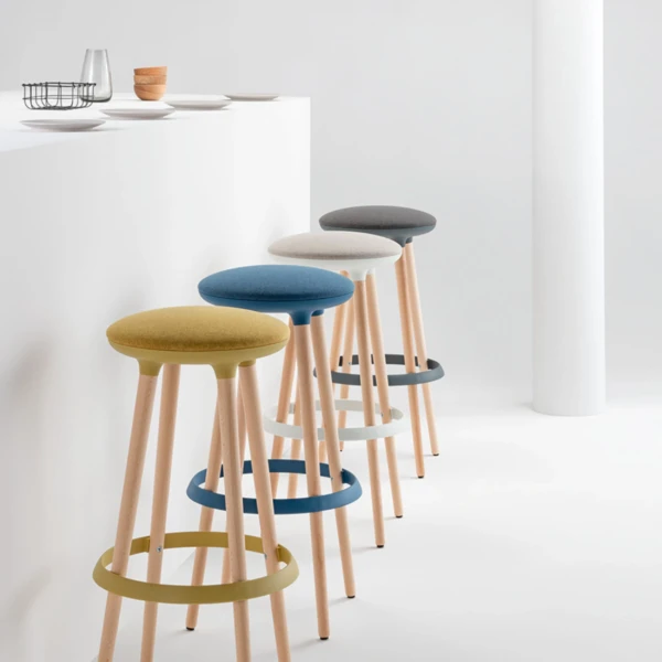 Tabouret en bois haut à assise ronde colorée ambiance