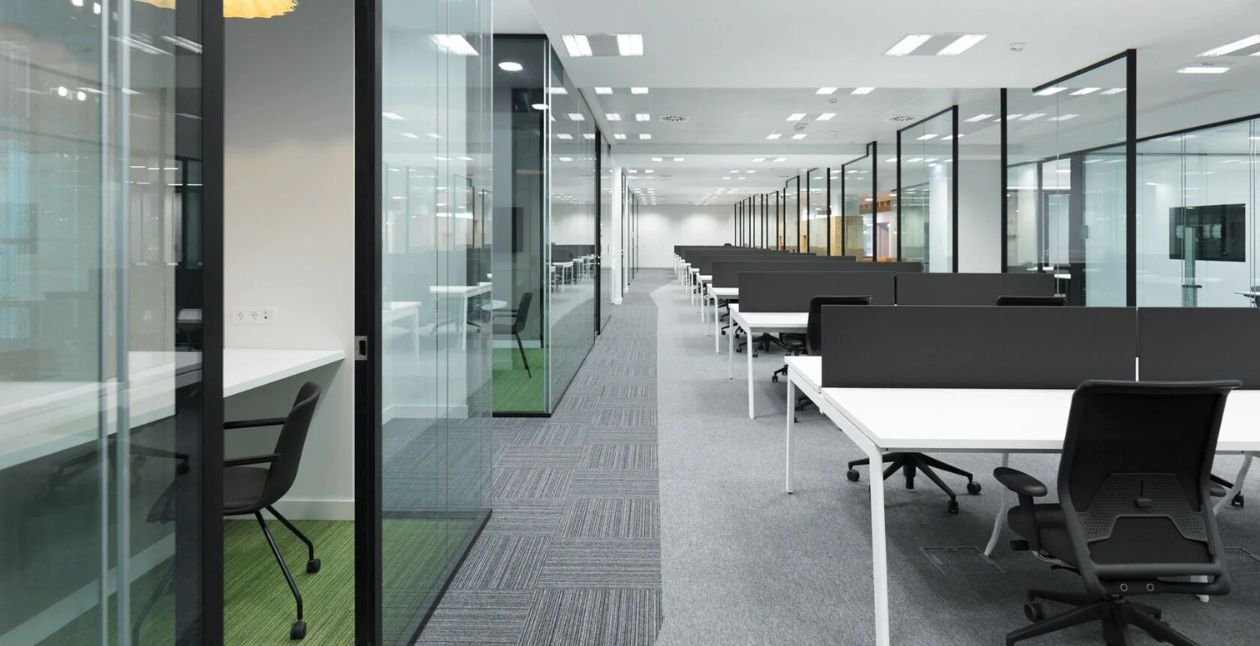 Le plateau vide : une illusion de liberté