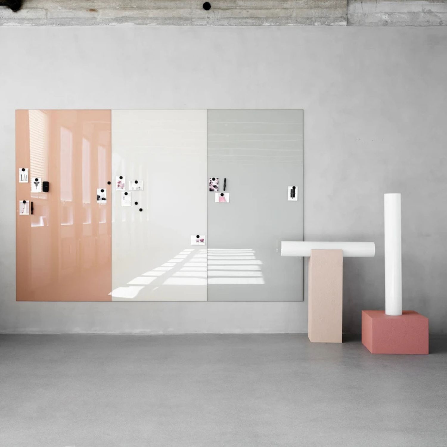 Mur d’écriture en verre magnétique modulaire Mood Spaces ambiance 1 Mur decriture en verre magnetique modulaire Mood Spaces ambiance 1 - IDEA&KO