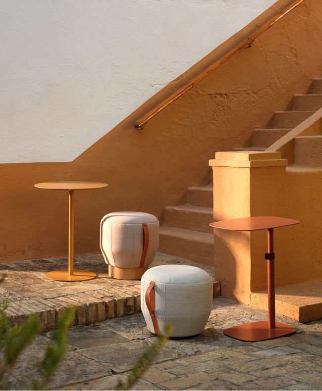 Table dappoint bois Nota ambiance avec poufs - IDEA&KO