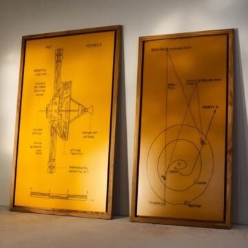 Tableau blanc en verre avec cadre en chene massif Offset ambiance - IDEA&KO