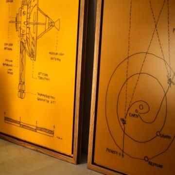 Tableau blanc en verre avec cadre en chene massif Offset detail - IDEA&KO