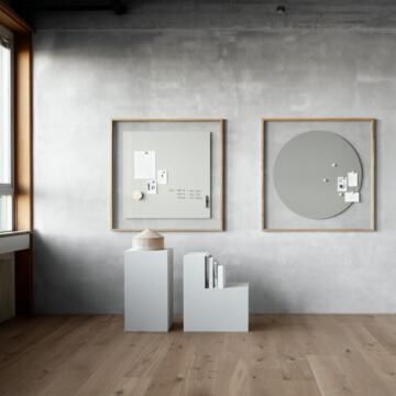 Tableau decriture en verre design avec cadre en chene flottant ambiance 1 Tableau decriture en verre design avec cadre en chene flottant ambiance 1 - IDEA&KO