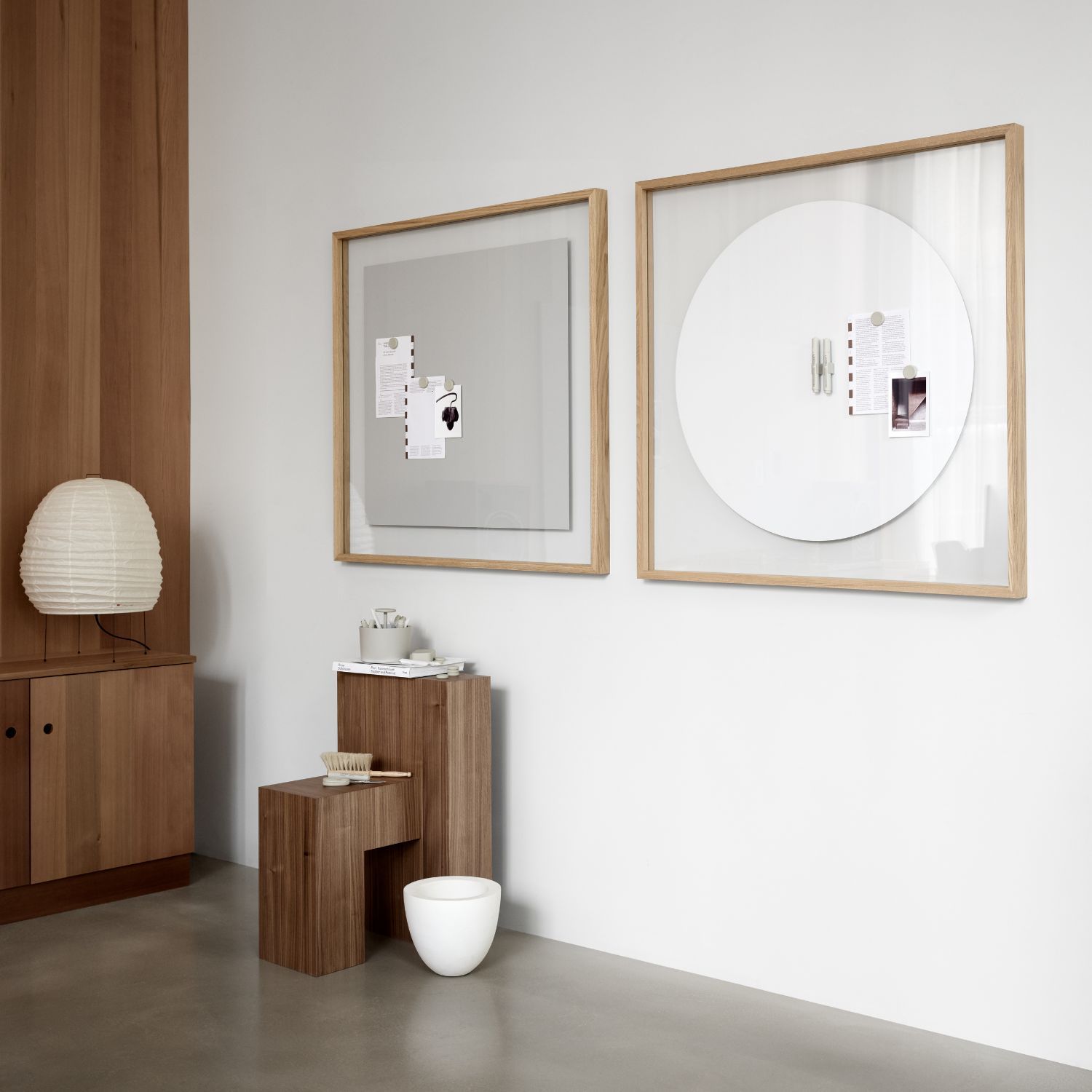 Tableau d’écriture en verre design avec cadre en chêne flottant ambiance 3 Tableau decriture en verre design avec cadre en chene flottant ambiance 3 - IDEA&KO