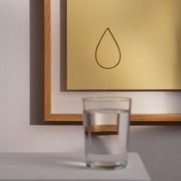 Tableau decriture en verre design avec cadre en chene flottant detail - IDEA&KO