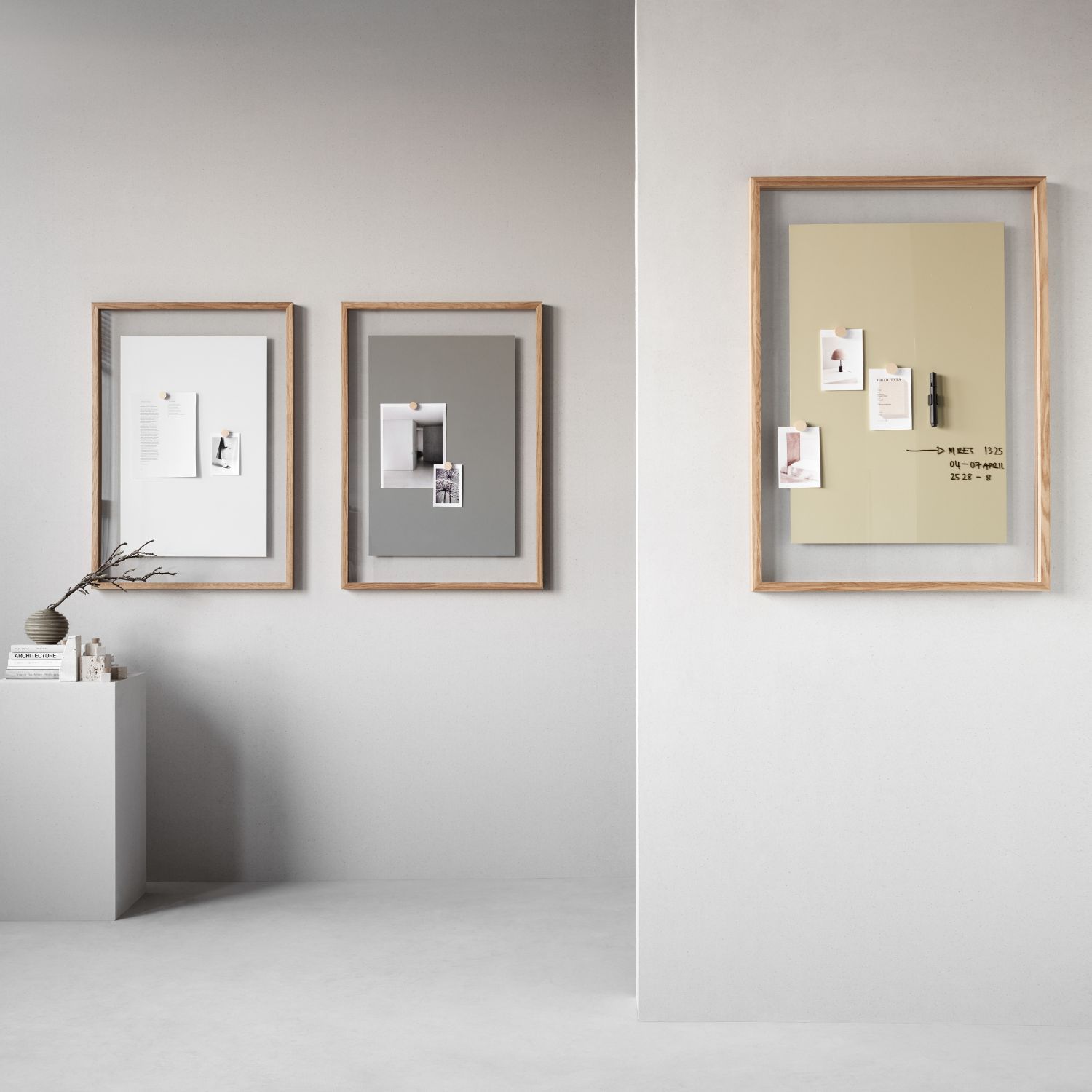 Tableau d’écriture en verre design avec cadre en chêne flottant variations Tableau decriture en verre design avec cadre en chene flottant variations - IDEA&KO