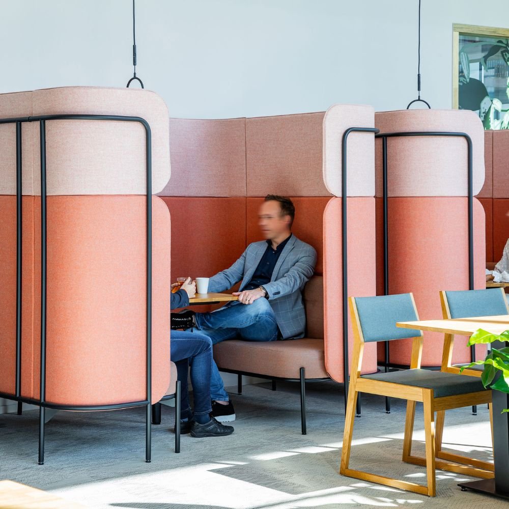Alcove acoustique de reunion biophilique Leaf — integration espace lounge hotellerie Alcove acoustique de reunion biophilique Leaf — integration espace lounge hotellerie