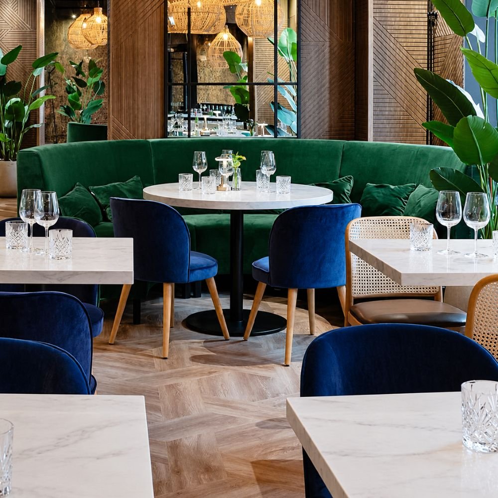Banquette arrondie lounge Curva — ambiance CHR 1