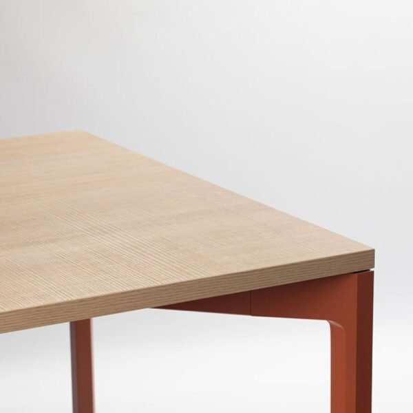 Bench Hexa — detail plateau melamine et pieds hexagonaux en situation Bench Hexa — detail plateau melamine et pieds hexagonaux en situation