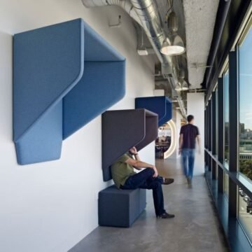 Cabine telephonique murale Hood — installation couloir entreprise
