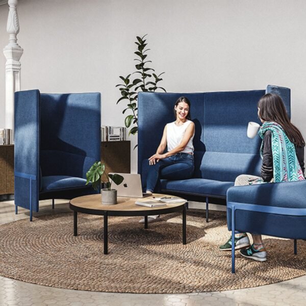 Canape acoustique bicolore Marina Panels en situation — espace lounge professionnel