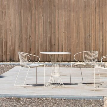Chaise filaire outdoor Bolonia ambiance jardin