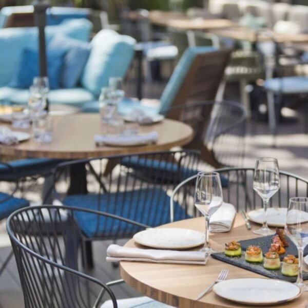 Chaise filaire outdoor Bolonia en situation — terrasse de restaurant