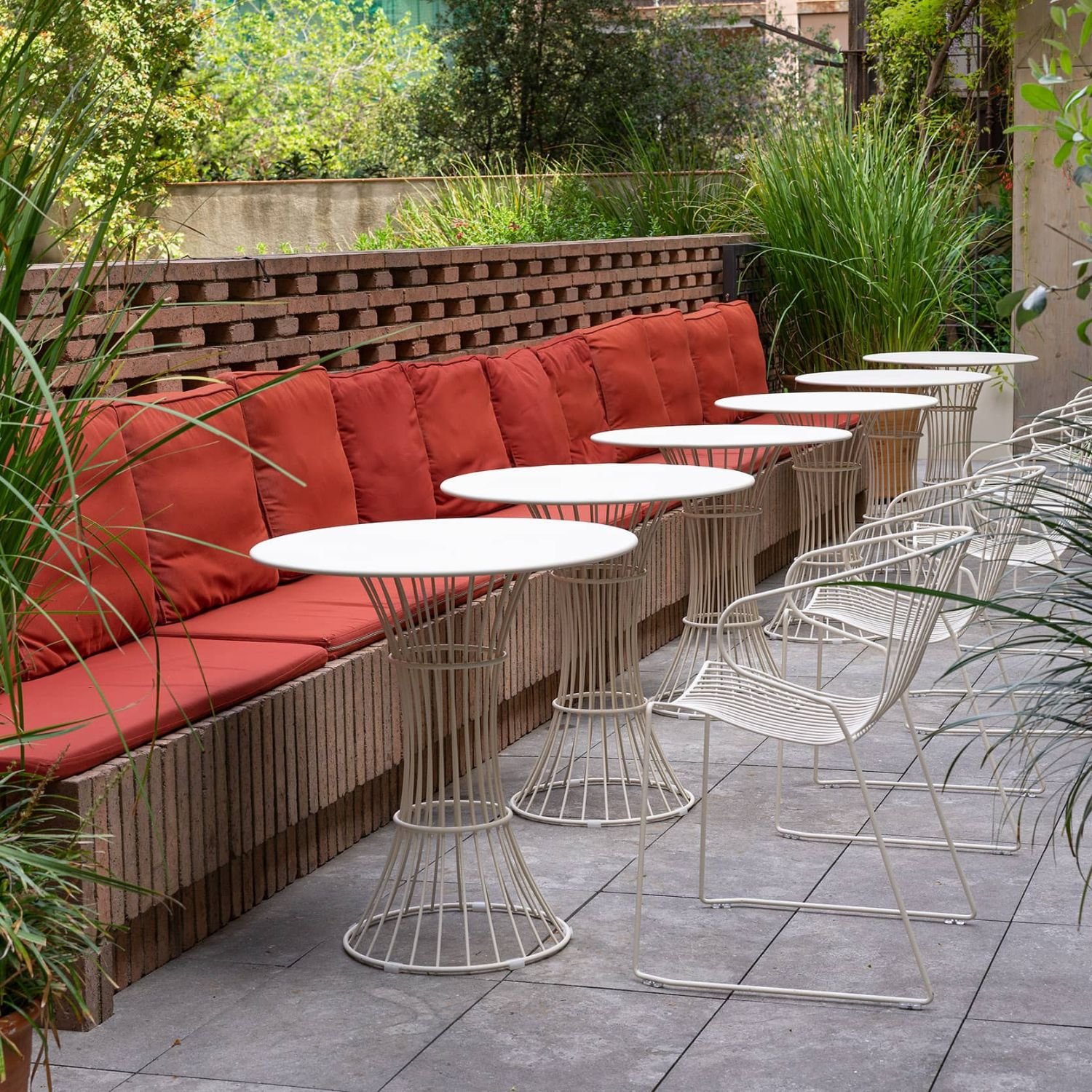 Chaise filaire outdoor Bolonia — terrasse hotel design mediterraneen