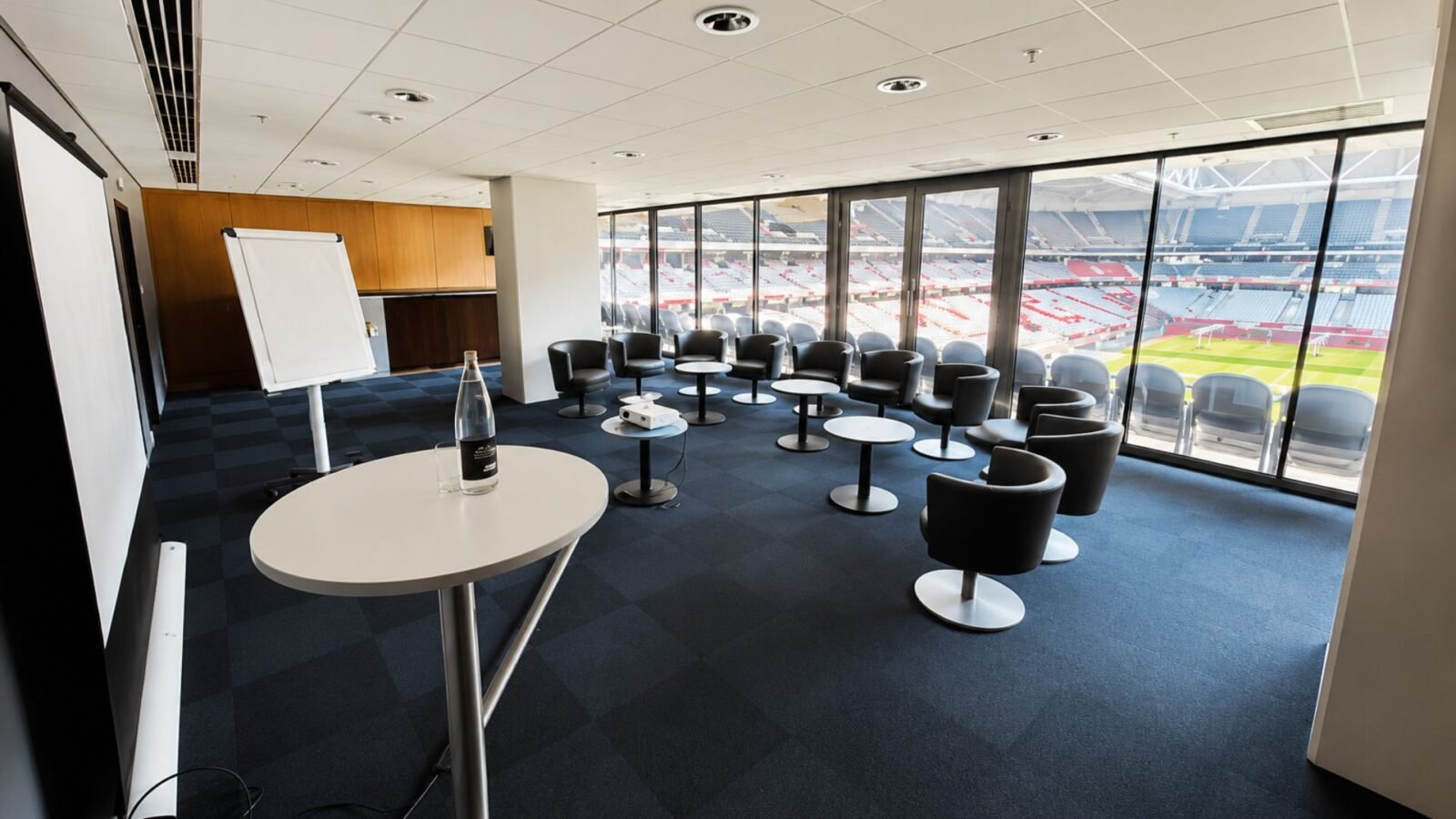 Espace lounge fauteuils noirs configuration reunion vue stade Decathlon Arena Villeneuve d Ascq