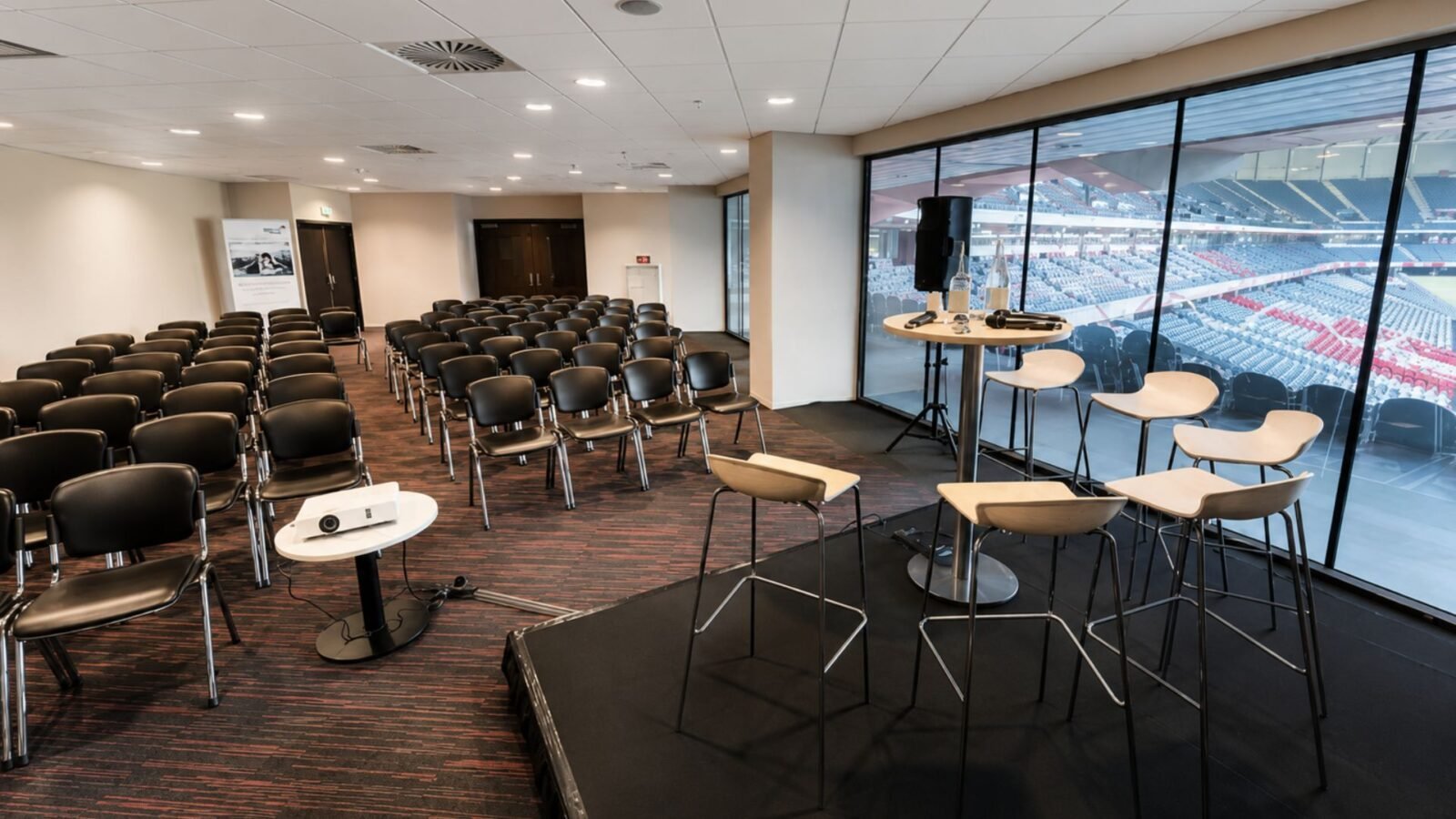 Grande salle de conference amenagement mobilier Stade Pierre Mauroy Decathlon Arena Lille
