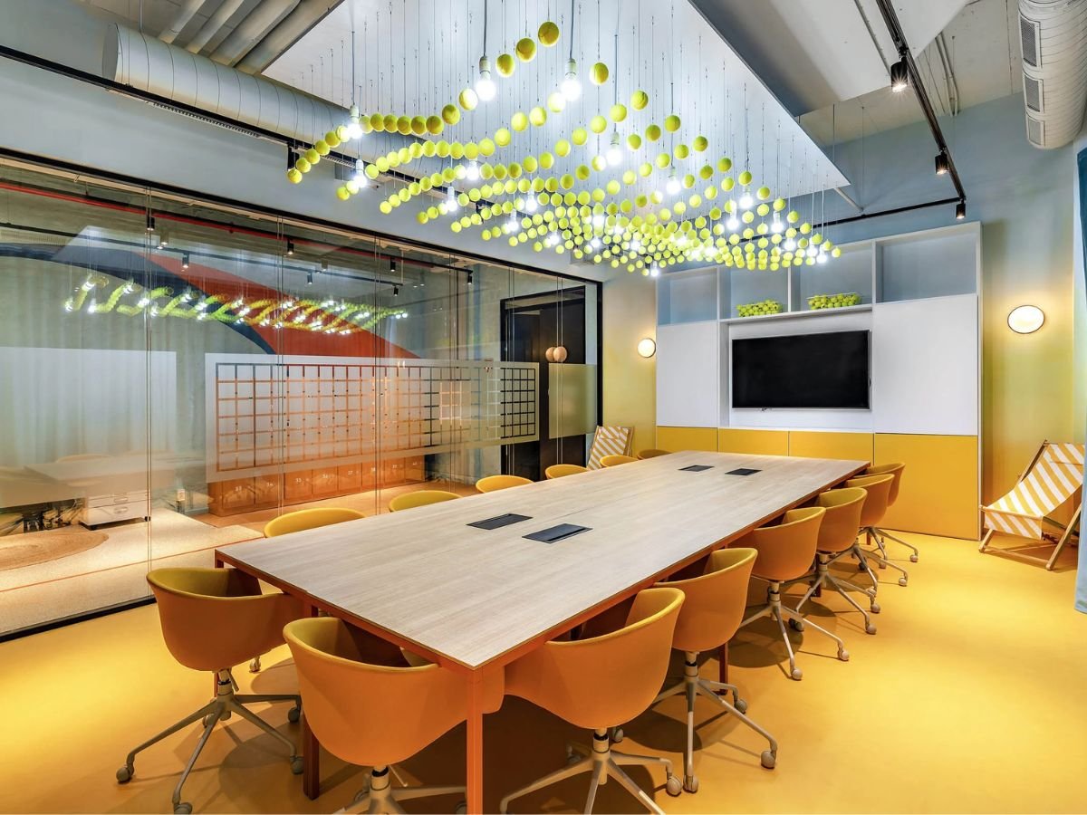 Interieur d une salle de reunion avec mobilier modulable et connectique integree — IDEAKO