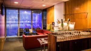 Loge VIP amenagee avec bar comptoir bois et fauteuils cuir Decathlon Arena Stade Pierre Mauroy Lille