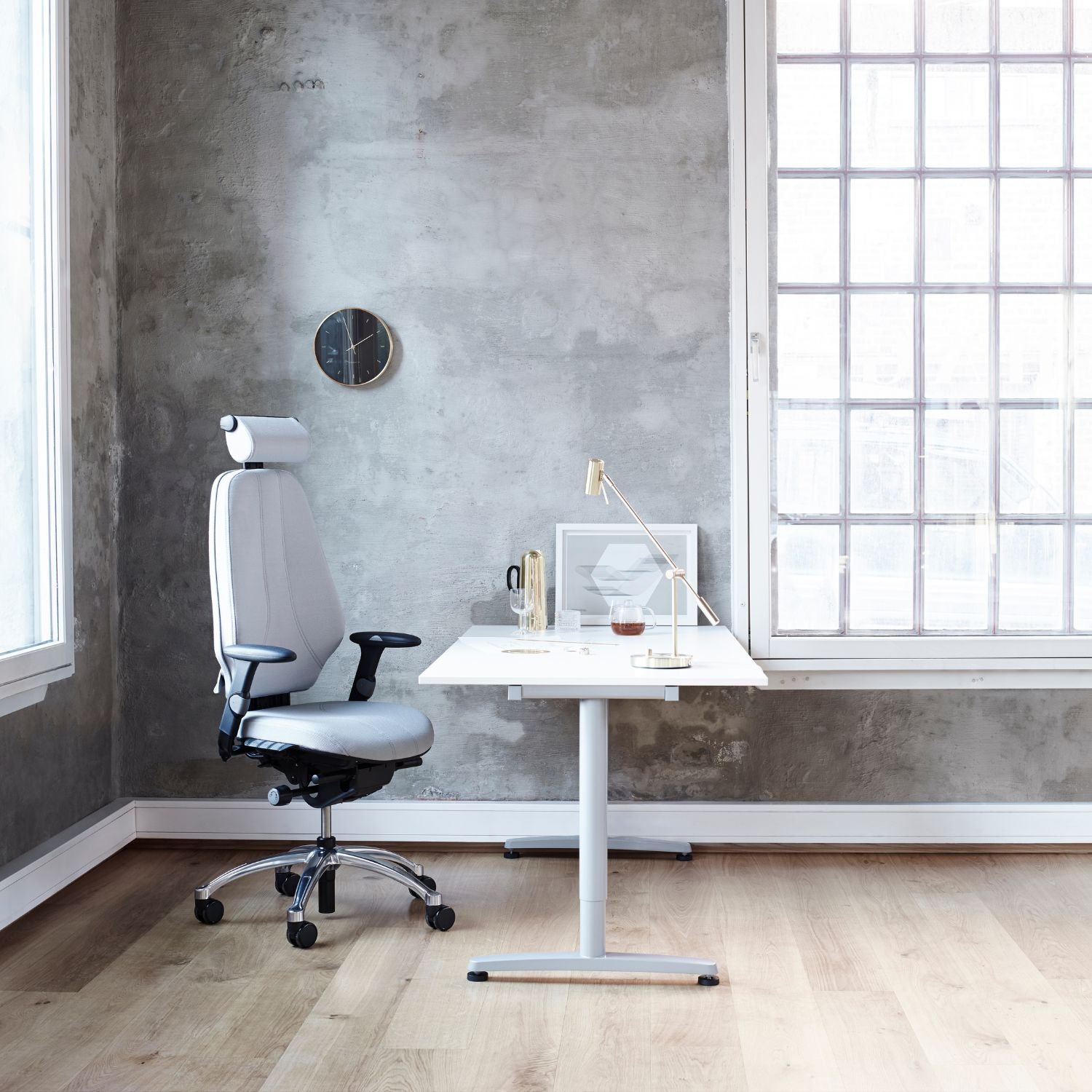 Postura 400 fauteuil de bureau ergonomique design scandinave accoudoirs reglables en environnement professionnel Postura 400 fauteuil de bureau ergonomique design scandinave accoudoirs reglables en environnement professionnel