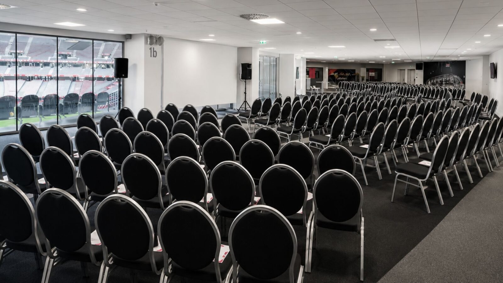 Salle de reception configuration theatre chaises banquet noires amenagement Decathlon Arena Villeneuve dAscq